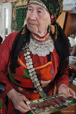 Главное украшение бабушек - старинные монисто