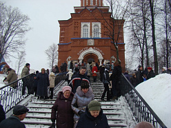 Люди собирались около церквей, где можно было освятить вербу