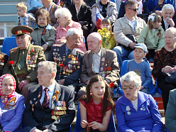 На трибунах начала праздника ждали ветераны