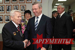 Глава Ижевска Александр Ушаков поздравляет Михаила Калашникова