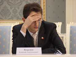 Скрывающий лицо самый юный депутат Алексей Вахрушев, бизнесмен