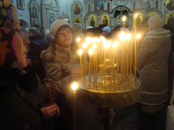 В храмах прихожане ставили свечи и молились