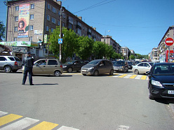 Регулировщик перенаправлял автомобилистов с улицы Красноармейской