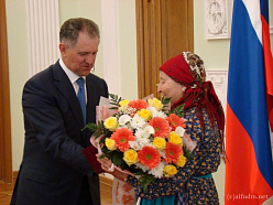 Валентина Семёновна Пятченко с цветами
