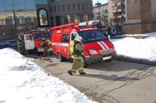 Спасение людей из здания проводится звеньями газодымозащитной службы с помощью индивидуальных спасательных устройств
