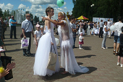 Участвовать в "Марафоне невест" решили сразу несколько десятков девушек