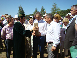 Президенту Удмуртии татары сделали самые разные подарки
