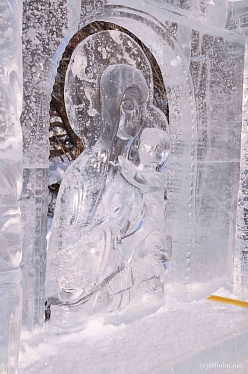 В лике Богородицы с младенцем заморожены тысячи пузырьков