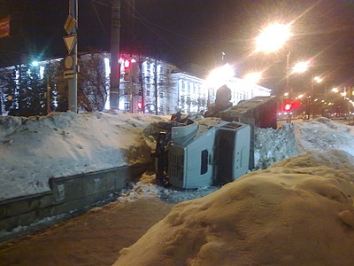 Неуправляемый снеговоз без водителя опрокинулся в центре Ижевска