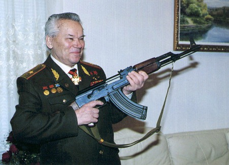 Образцы оружия и инструменты Михаила Калашникова отправили из  Ижевска  в музей на Алтае