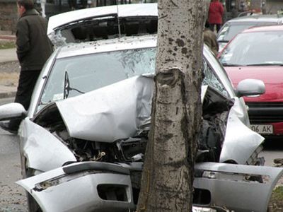 Автомобилист врезался в дерево в Ижевске: двое пострадавших