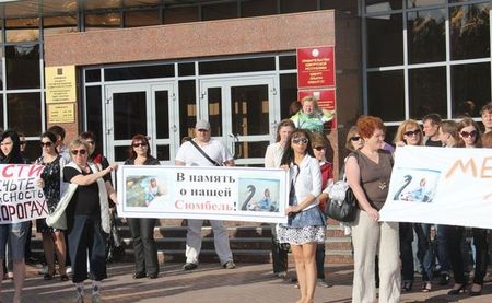 Ижевчане устроили пикет в  память о погибшей в аварии беременной горожанке