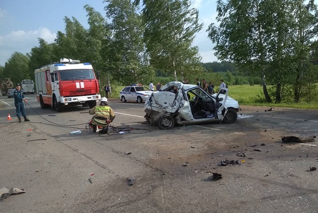 Две иномароки и автобус столкнулись на автодороге Сарапул-Ижевск