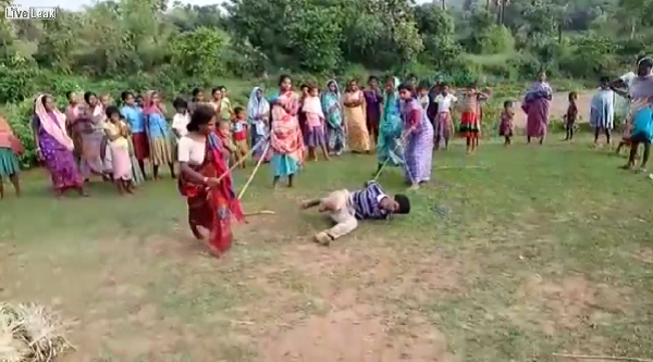 В Индии женщины сняли на видео самосуд над предполагаемым насильником и убийцей 8-летней девочки
