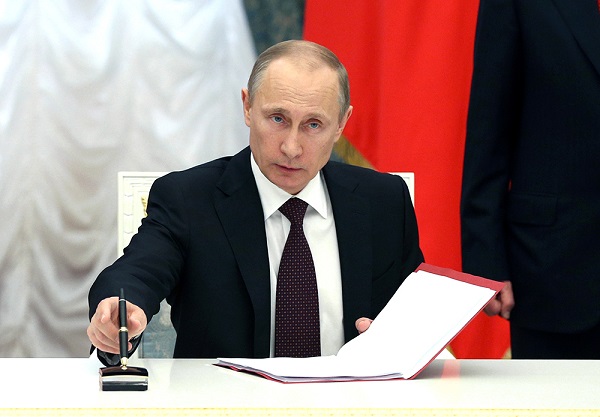 Путин подписал закон о повышении МРОТ до прожиточного минимума