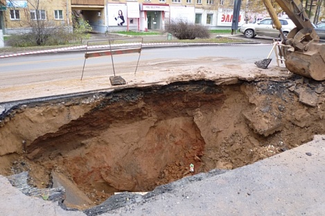 Коммунальщики Ижевска выкопали огромную яму на дороге
