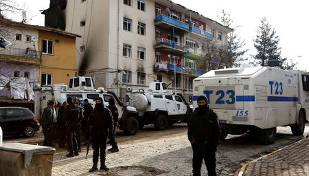 Взрыв заминированного автомобиля в Турции унес жизни троих спецназовцев