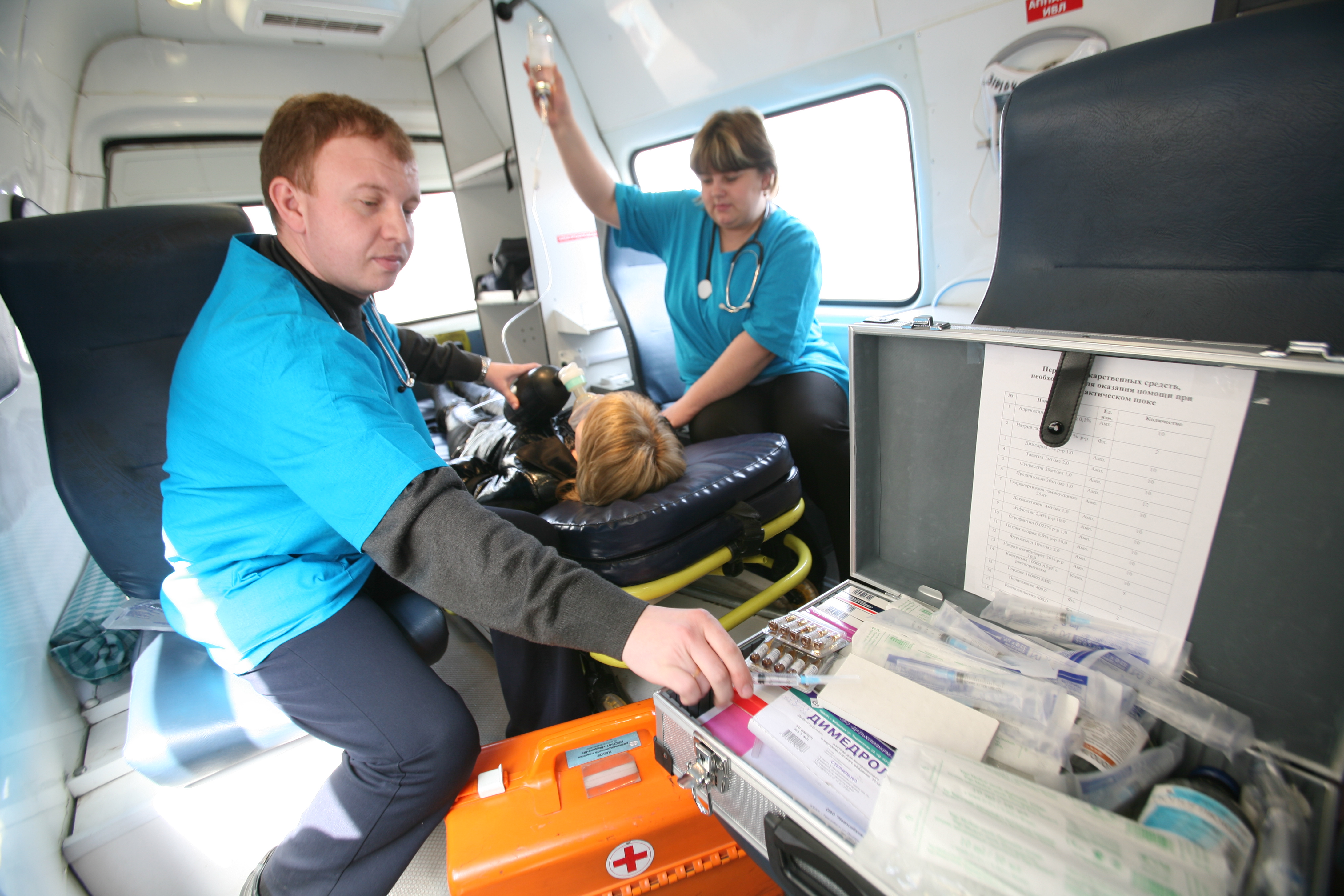 Спасатели прокатили больного с ветерком на санях, помогая врачам "Скорой"