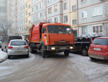 Водителям грузовиков в России запретят парковаться во дворах