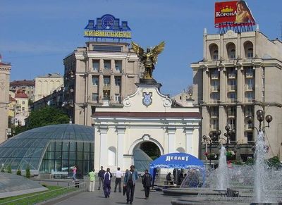 Стена гостиницы рухнула в центре Киева, убив пешехода