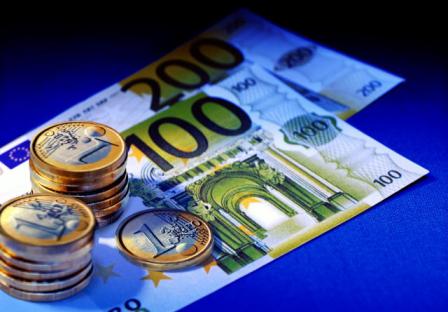 Курс евро «упал» на 45 копеек, доллара - на 10 копеек