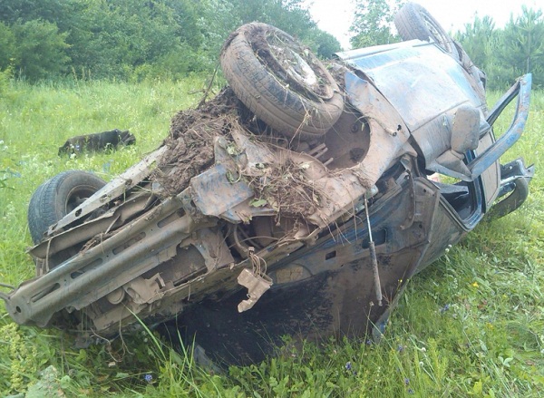 В Удмуртии пьяный водитель и его пассажир получили травмы в перевернувшейся машине