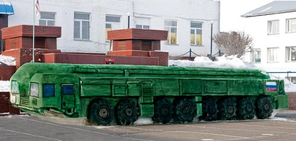 В Омской области осужденные сделали из снега «Тополь-М» в почти натуральную величину