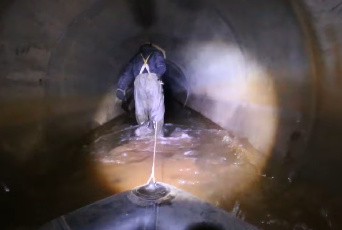 Видео путешествия на резиновой лодке по подземному коллектору в Ижевске стало популярным