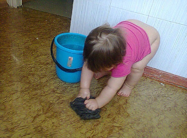 В Удмуртии ребенка заставили мыть пол в туалете детского сада