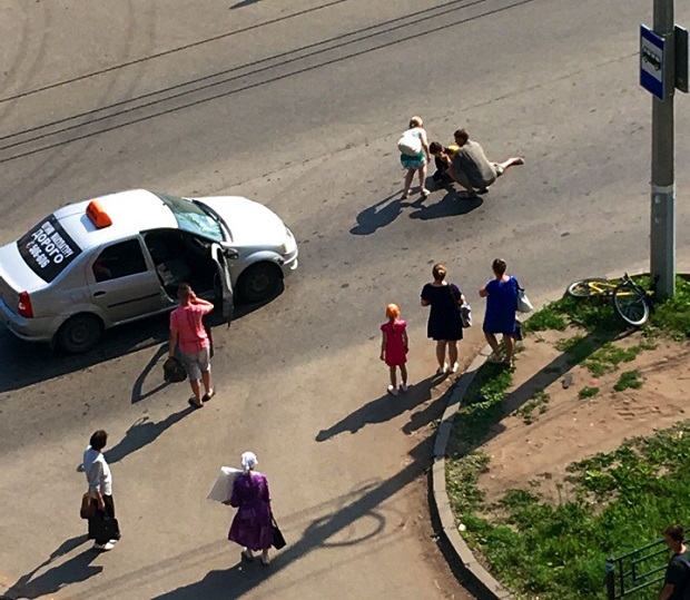 Водитель такси сбил пешехода около ТЦ «Петровский» в Ижевске