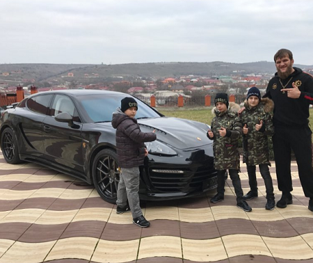 Дети главы Чечни подарили своему тренеру Porsche Panamera