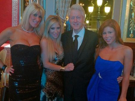 Фото Билла Клинтона  в компании порнозвезд  вызвало скандал в США