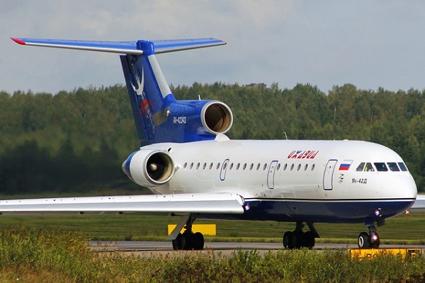 Все четыре колеса лопнули у самолета Ижавиа слева при посадке в Домодедово