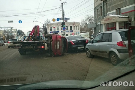 Автоэвакуатор "отбомбился" Ладой Калиной по припаркованному Ягуару в Кирове