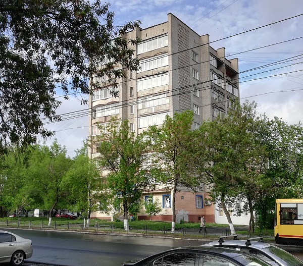 Девочка упала с крыши дома в Ижевске