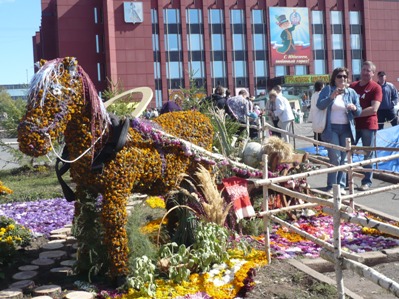 Фотообзор: перед Администрацией Ижевска раскинулось море цветов