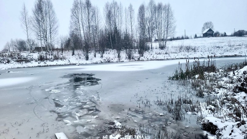 В Удмуртии рыбак упал в ледяную воду пруда и погиб