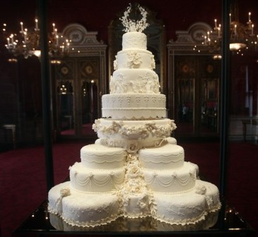  Кусок свадебного торта Принца Уильяма и Кейт Миддлтон продали на аукционе