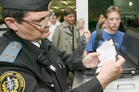 Из аэропорта Ижевска не выпустили 8 должников
