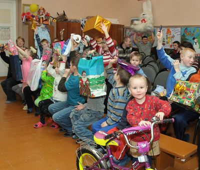 Фотогалерея: малыши Нылгинского детдома получили подарки от ижевских  «дедов морозов»