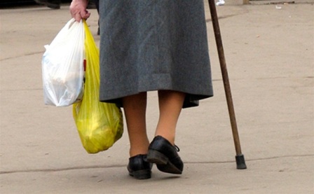 Пенсионерка, выбежавшая на дорогу за своей собакой, попала под колеса легковушки в Глазове