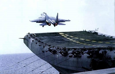 Истребитель Су-33 разбился при посадке на «Адмирала Кузнецова»