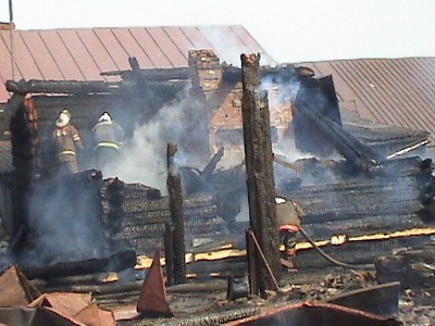 Двухквартирный дом загорелся в поселке Ува