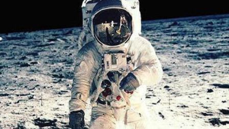 Россия сообщила о невозможности полетов космонавтов на Луну