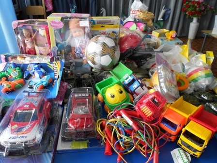 Дети из малообеспеченных семей Кезского района получили вещи и игрушки 