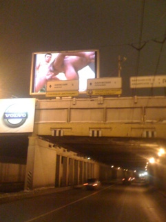 Порноролик, который показали на рекламном экране в Москве, качают в Интернете