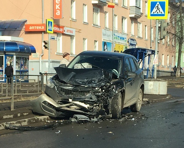 Внедорожник и такси столкнулись сегодня на перекрестке улиц Орджоникидзе и Краева в Ижевске