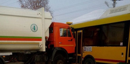 В Ижевске мусоровоз протаранил автобус с пассажирами