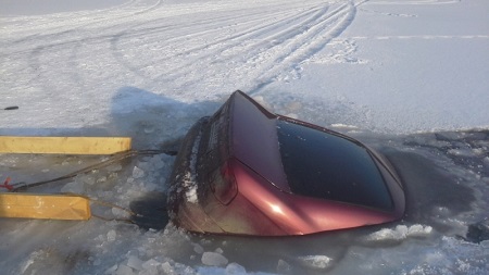 В Удмуртии два автомобиля провалились под лед
