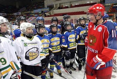 Путин научился кататься на коньках и вышел на лед в хоккейной форме